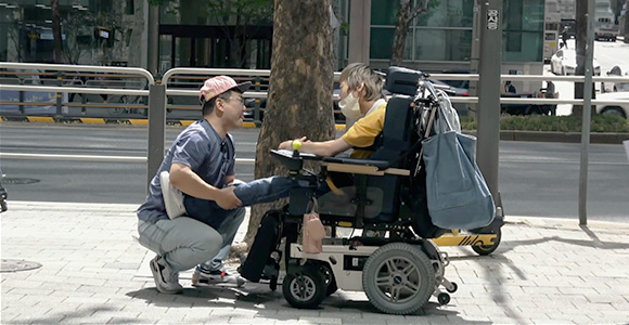 서로를 진심으로 아끼는 두 사람의 따뜻한 이야기를 전합니다.