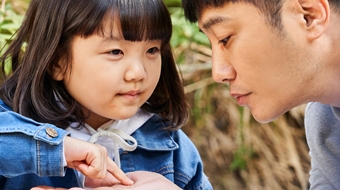 [지식채널M | 틈에서 보다] 우리는 아이들의 손바닥에 무엇을 쓰고 있을까? – 시청각장애아동의 교육