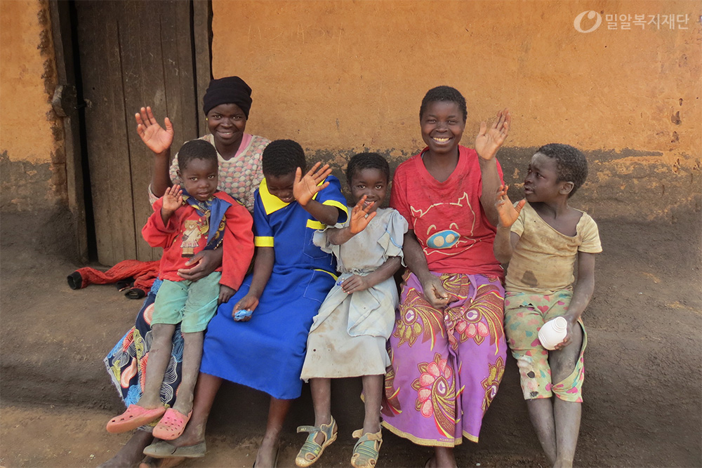 말라위 팜클럽 참여 장애가정의 웃는 모습
