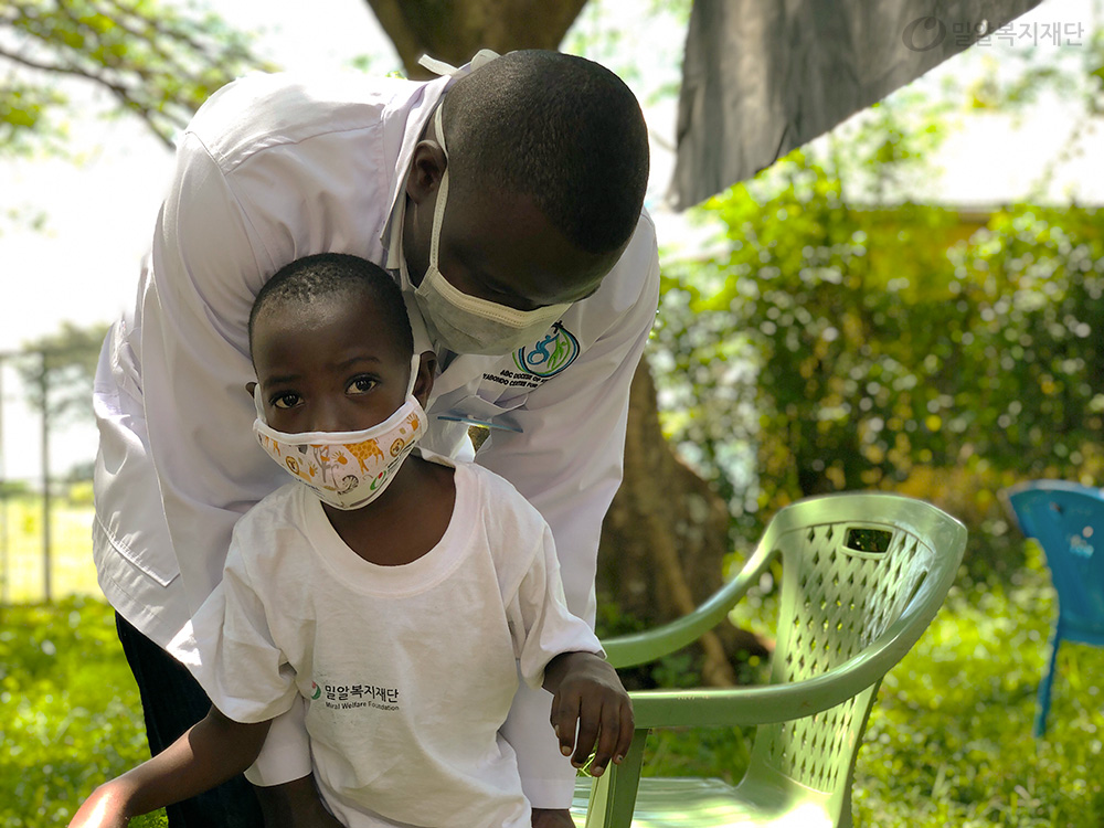 재활치료 중인 밀알복지재단 케냐 사업장 장애아동