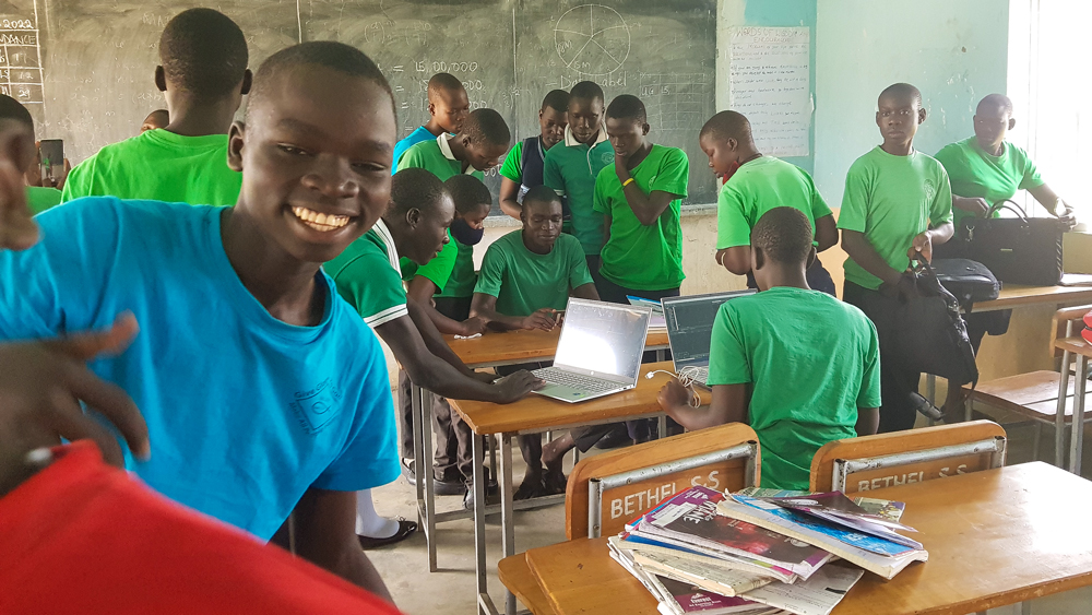 우간다 벧엘중학교 청소년들이 교실에서 영상을 편집하는 모습