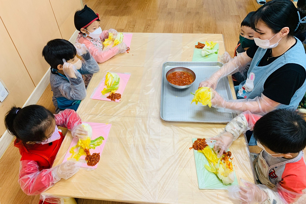 목련어린이집 김치의 날 맞이 김장데이 행사 진행.jpg