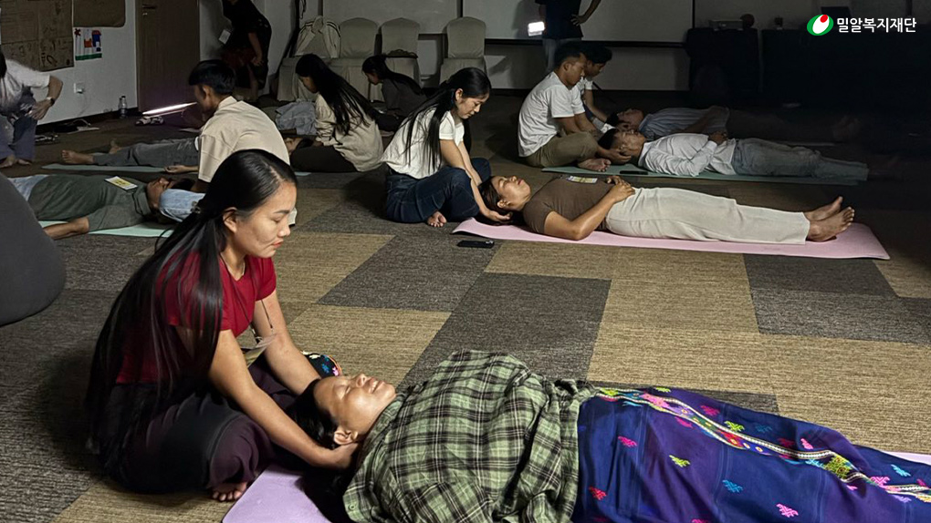 2. ‘터치’의 심리안정감 효과를 실습하는 청년들.jpg