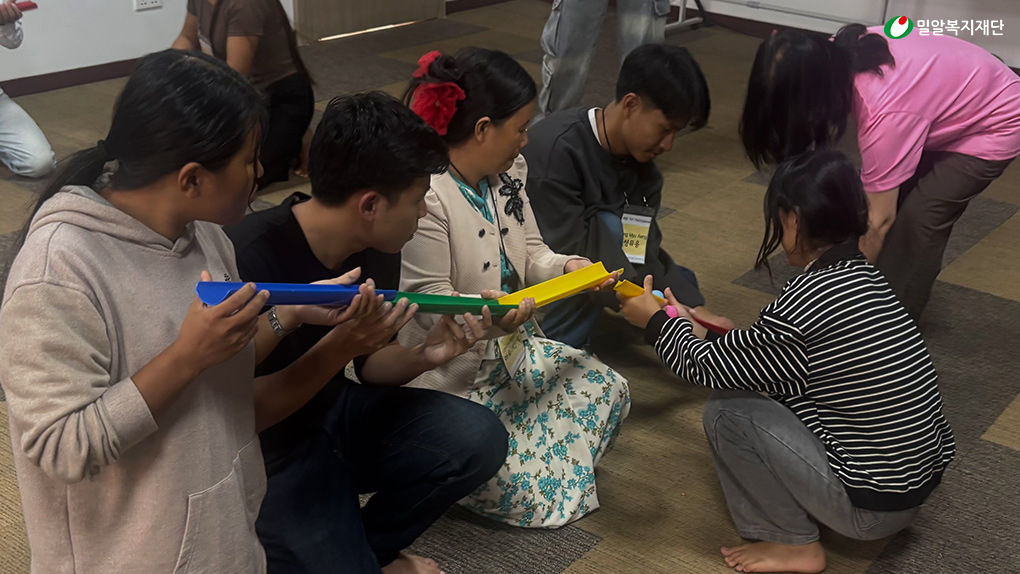 4.팀빌딩 게임 중인 청년들.jpg