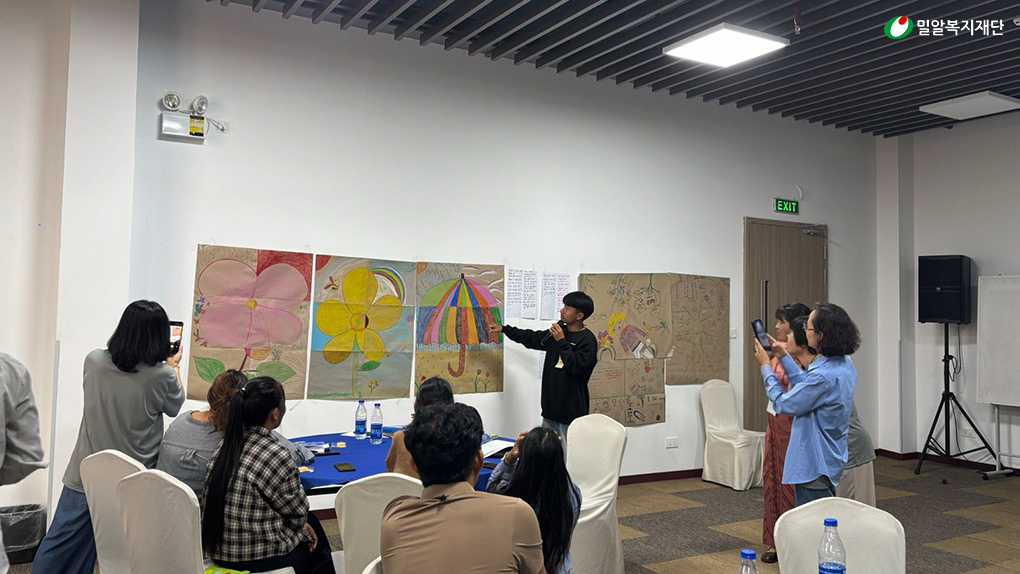 6. 스트레스 해소 자원에 대한 시각화 자료 설명중인 청년.jpg