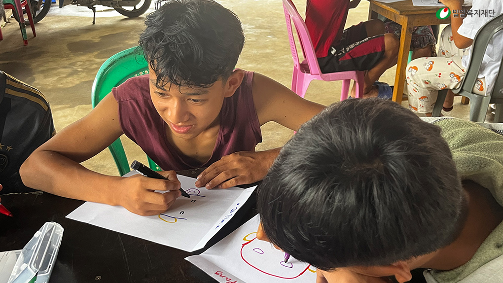7. 실향민 캠프에서 전달 교육을 받고 있는 청년들.jpg