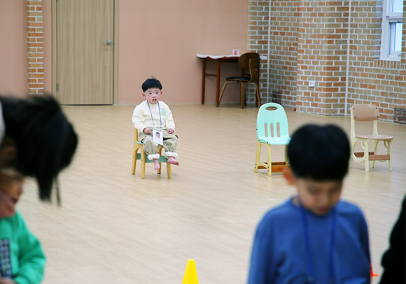 시설에서 홀로 있는 정원이의 모습1