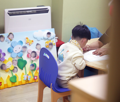 시설에서 홀로 있는 정원이의 모습2