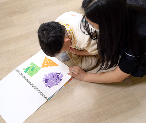 시설에서 홀로 있는 정원이의 모습3