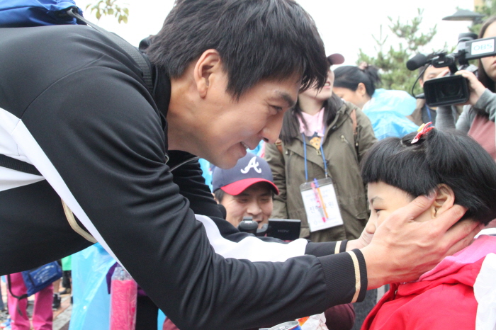 배우 이필모, 장애아동과 함께 걷기대회 했어요