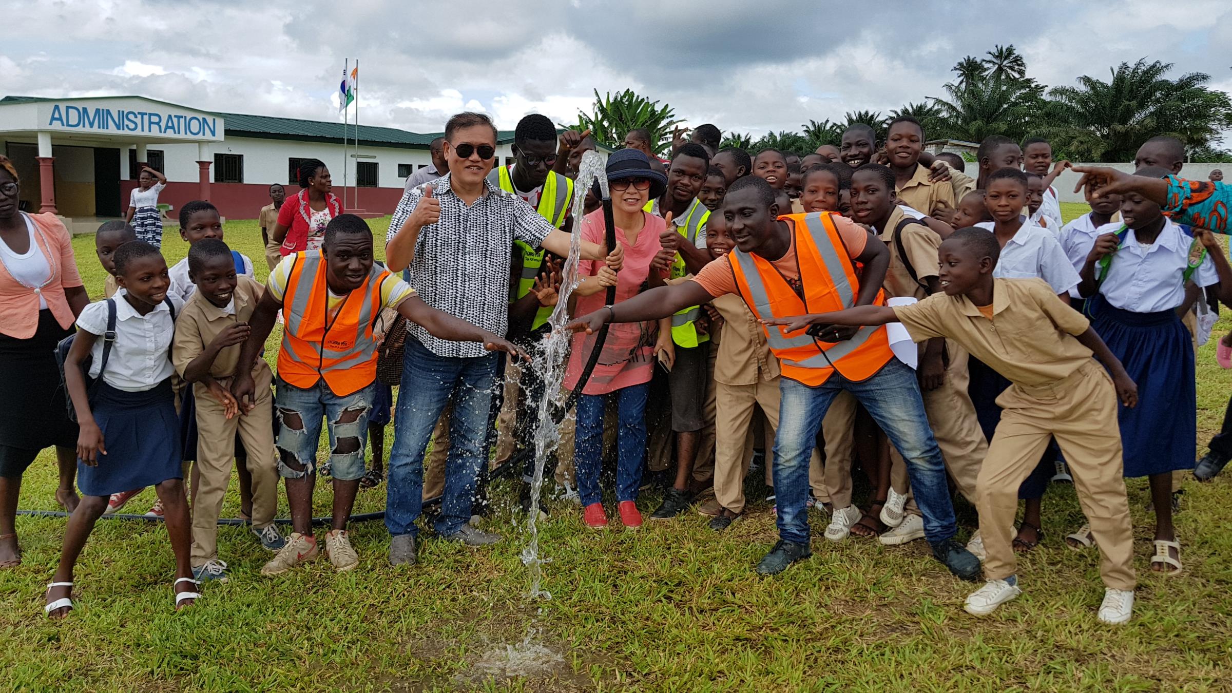 코트디부아르 희망중학교에 우물이 생겼어요!