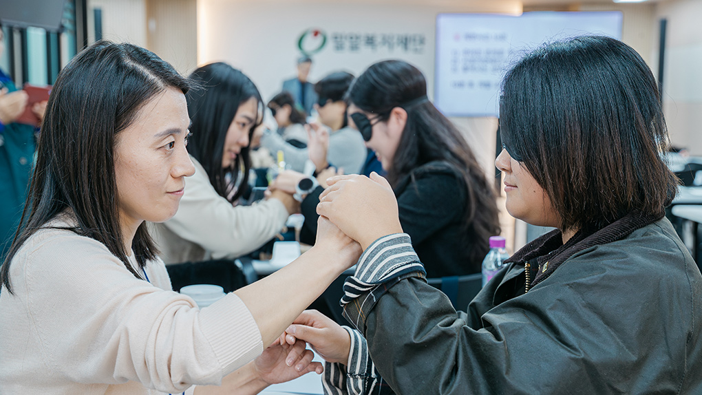 손끝으로 전하는 소통, 헬렌켈러센터 촉수화 통역사 양성교육 현장