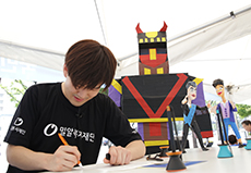 "장애인도 살기 좋은 나라 만들어주세요! - 발달장애 작가 박태현, 광화문 1번가에서 외치다.